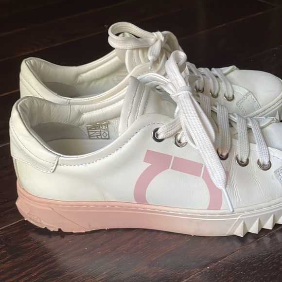 Salvatore Ferragamo "Cube 8" leather sneaker with Gancio print at side. Size 5.5 - Picture 14 of 15